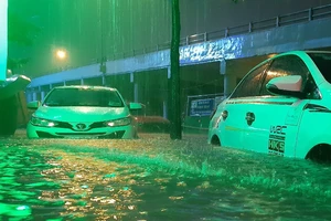 Hình ảnh nước ngập tới yên xe trong cơn mưa lớn tại TP.HCM