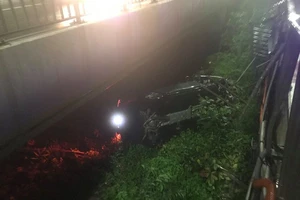 Thanh niên lái ô tô mới mua rơi khỏi cầu Sài Gòn