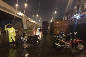 Container lật nhào trong mưa khi ôm cua cầu vượt Linh Xuân