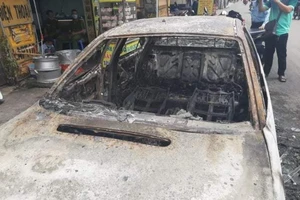 Ô tô 4 chỗ đang chạy bốc cháy, tài xế kịp thoát thân 