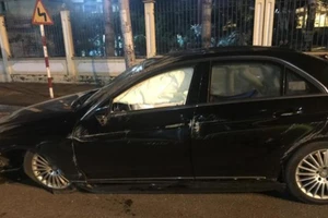Tài xế có nồng độ cồn cao lái Mercedes lật nhào nhiều vòng