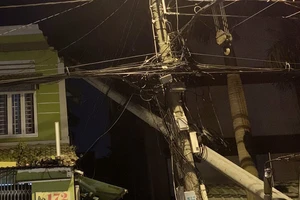 Trụ điện ngã vào nhà, cả gia đình tháo chạy trong đêm