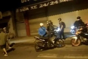 Bắt nhóm giả Cảnh sát hình sự xịt hơi cay, ép xe người dân 