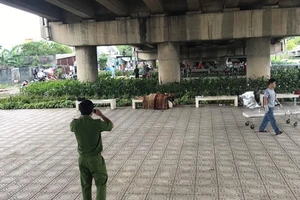 1 người nằm chết trên ghế đá ở gầm cầu vượt ngã tư Bình Phước 