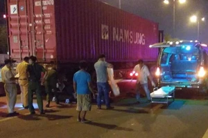 Xe container đi trong làn xe máy gây tai nạn, 1 người tử vong