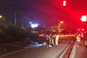 Dân đuổi theo xe bồn cán chết người ở huyện Nhà Bè