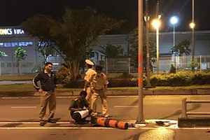 Tông xe vào trụ biển báo giao thông, nữ công nhân tử vong 