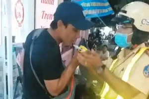 Người đàn ông say xỉn xưng chạy xe công nghệ bị CSGT xử phạt