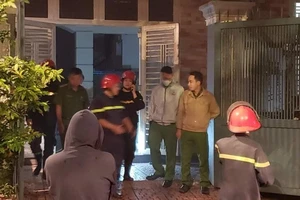 Người dân dùng khăn che mũi thoát khỏi đám cháy ở Thủ Đức