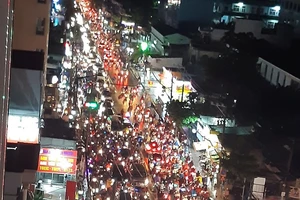 Nhiều giờ đồng hồ 'chôn chân' trên đường Huỳnh Tấn Phát
