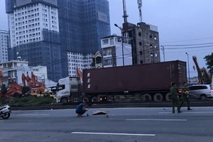 Đi xe đạp trong hầm chui bị 2 ô tô tông trúng, tử vong