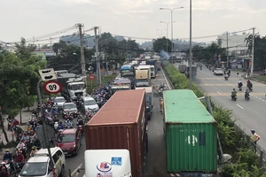 Container tông biển báo giao thông, QL1 qua Thủ Đức ùn xe 