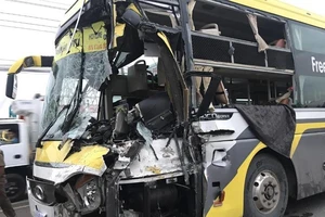 Xe khách tông đuôi xe tải, tài xế tử vong tại chỗ