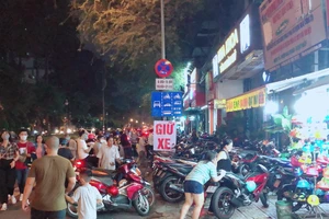 Bãi giữ xe phố lồng đèn chặt chém mùa trung thu