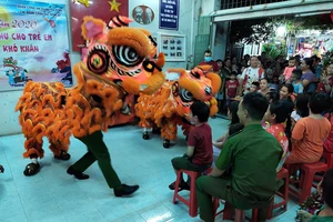 Cảnh sát hình sự múa lân vui đón trung thu cùng trẻ em nghèo