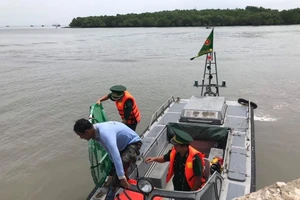 Dù lượn Lễ hội Nghinh Ông rơi xuống biển ở Cần Giờ