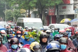 Dòng người trễ giờ làm vì bị 'chôn chân' trên đường