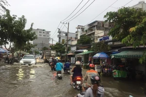 Nhiều nhà dân bị ngập, tài sản hư hỏng do triều cường dâng