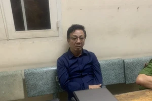 Xưng là cảnh sát, còng tay bảo vệ trường Sylvan để trộm, cướp