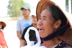 Người dân vùng lũ khóc khi nhận quà cứu trợ của nghệ sĩ