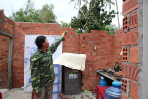 Người dân Thị xã Sông Cầu thẫn thờ trong đống đổ nát sau bão