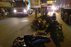 Nóng: Ô tô tông 10 xe máy, nhiều người bị thương tại Thủ Đức