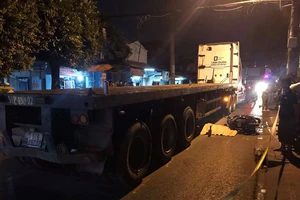 1 phụ nữ đi xe máy té ngã, bị xe container cán tử vong