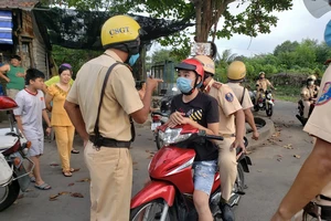 Cảnh sát bao vây nhóm đua xe giữa ban ngày trên quốc lộ