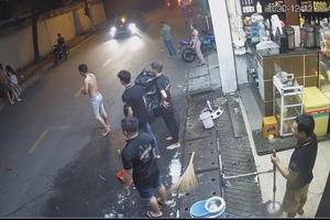 Công an lấy lời khai kẻ đánh vợ, dọa chém người can ngăn