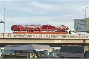 Cục CSGT mời tài xế lái xe đầu kéo lùi trên cao tốc 