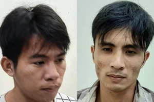 Hà Văn Hiếu và Phạm Minh Quốc bị công an bắt giữ bàn giao cho công an. Ảnh: CA