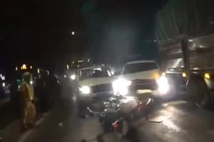 Ô tô chở thuốc lá lậu chống đối, tông liên tục vào xe cảnh sát