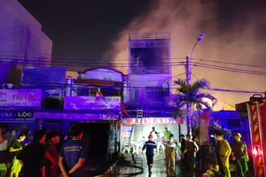 Cảnh sát leo mái nhà, phá cửa dập đám cháy lúc nửa đêm