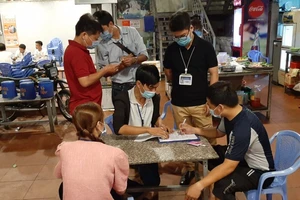 Quán nhậu bị phạt 8 triệu vì nhân viên không đeo khẩu trang