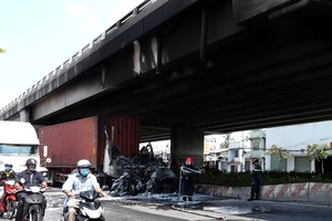 Đầu xe container cháy rụi gần cầu Phú Mỹ