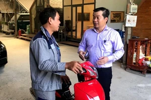 Người 'dừng xe nhặt tiền gây tai nạn' được tặng xe máy 