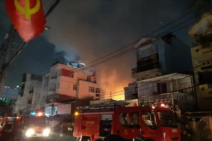 Cháy lớn tại cửa hàng đồ cũ tại quận 7