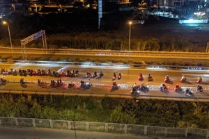 Cả trăm 'quái xế' chặn cao tốc TP.HCM - Dầu Giây đua xe