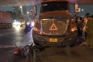 TP Thủ Đức: 3 bà cháu thương vong khi va chạm với xe container