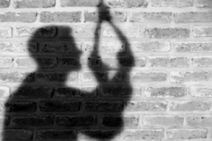 Nhân viên bị chủ tiệm internet nhốt, chết trong tư thế treo cổ