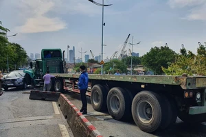 Container gặp tai nạn trong mưa, cầu Tân Thuận bị ùn ứ