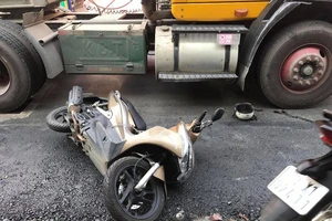 Người đàn ông ngã xe máy, container chạy sau không thắng kịp