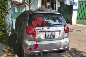 Xe ô tô của cán bộ Cơ sở cai nghiện Bình Triệu bị tạt sơn.