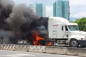 Xe container cháy ngùn ngụt khi đang chạy trên xa lộ Hà Nội