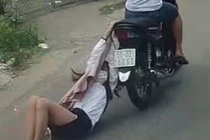 Một người phụ nữ bị kẻ cướp giật kéo lê tại quận Bình Tân vào năm 2020