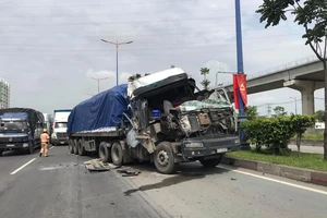 Cabin ô tô đầu kéo nát vụn sau khi tông đuôi xe container