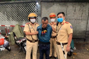 Lực lượng chốt kiểm dịch Sóng Thần đạp ngã xe bắt cướp giật