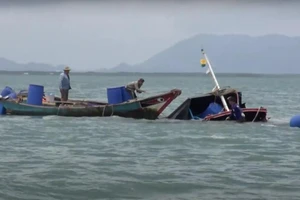 Sà lan tông chìm tàu lai dắt, 3 người trôi trên biển Cần Giờ