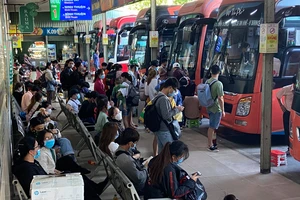 Nhiều người rời TP.HCM trước giờ áp dụng giãn cách xã hội