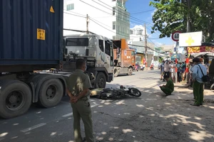 Tài xế xe công nghệ bị container cán tử vong ở TP Thủ Đức